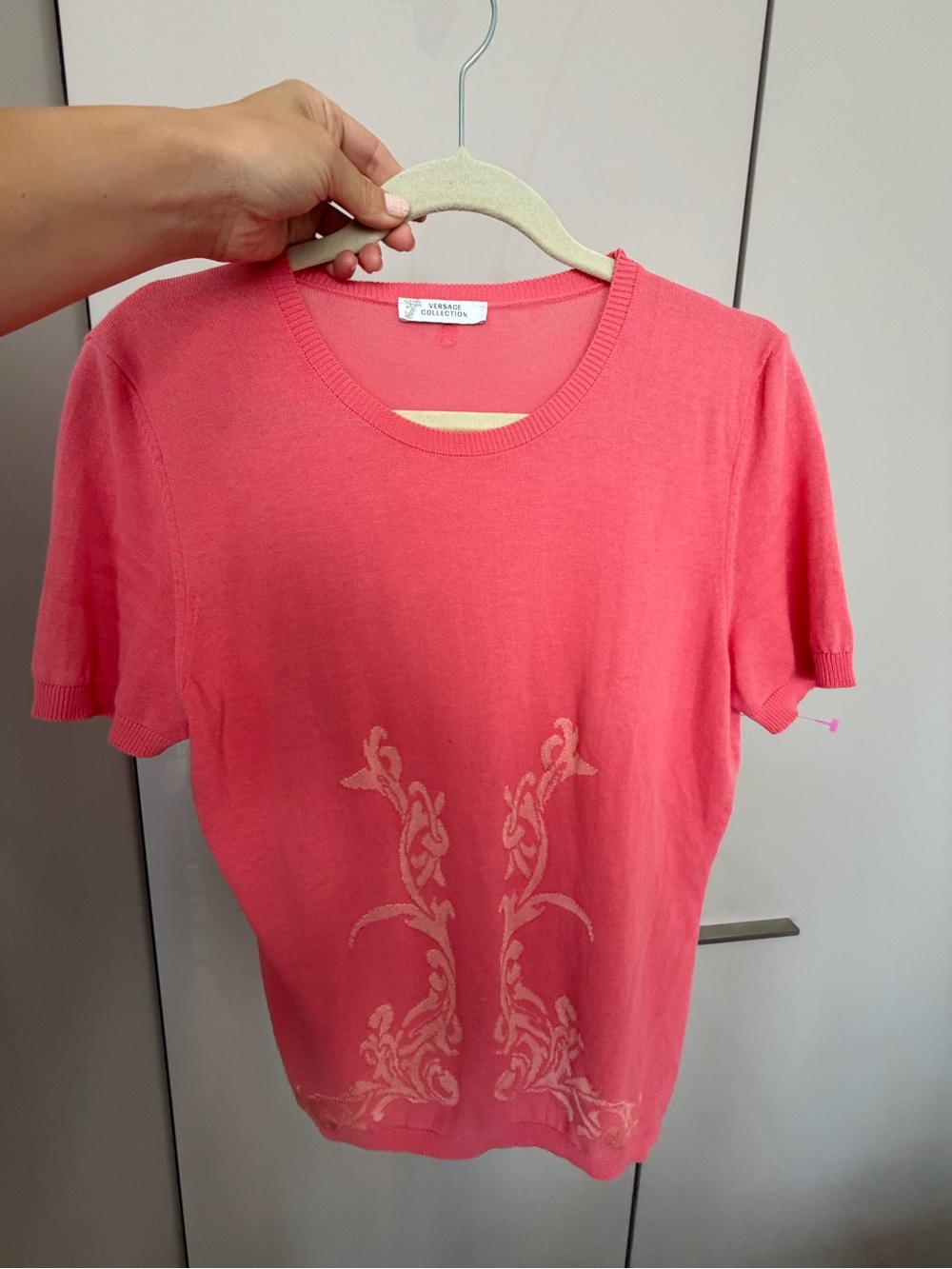 🗽Versace Collection Coral Pink Short-Sleeve Knit Top with Cream Motif